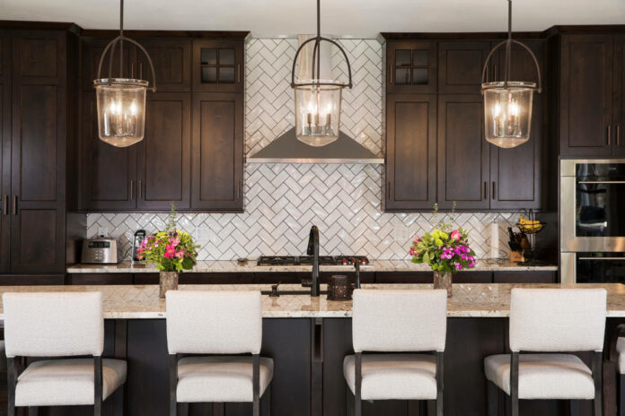 Backsplash ideas for dark cabinets and light countertops