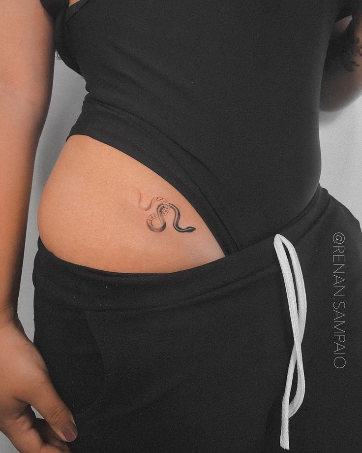 Premium PSD  Closeup of lower hip tattoo of a woman