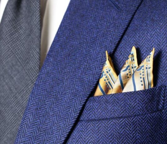 size of a pocket square